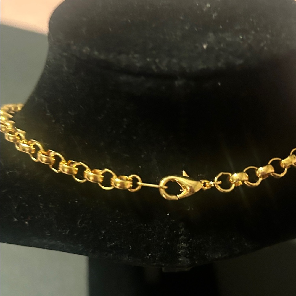 Gold Star Pendant Necklace - Picture 3 of 6